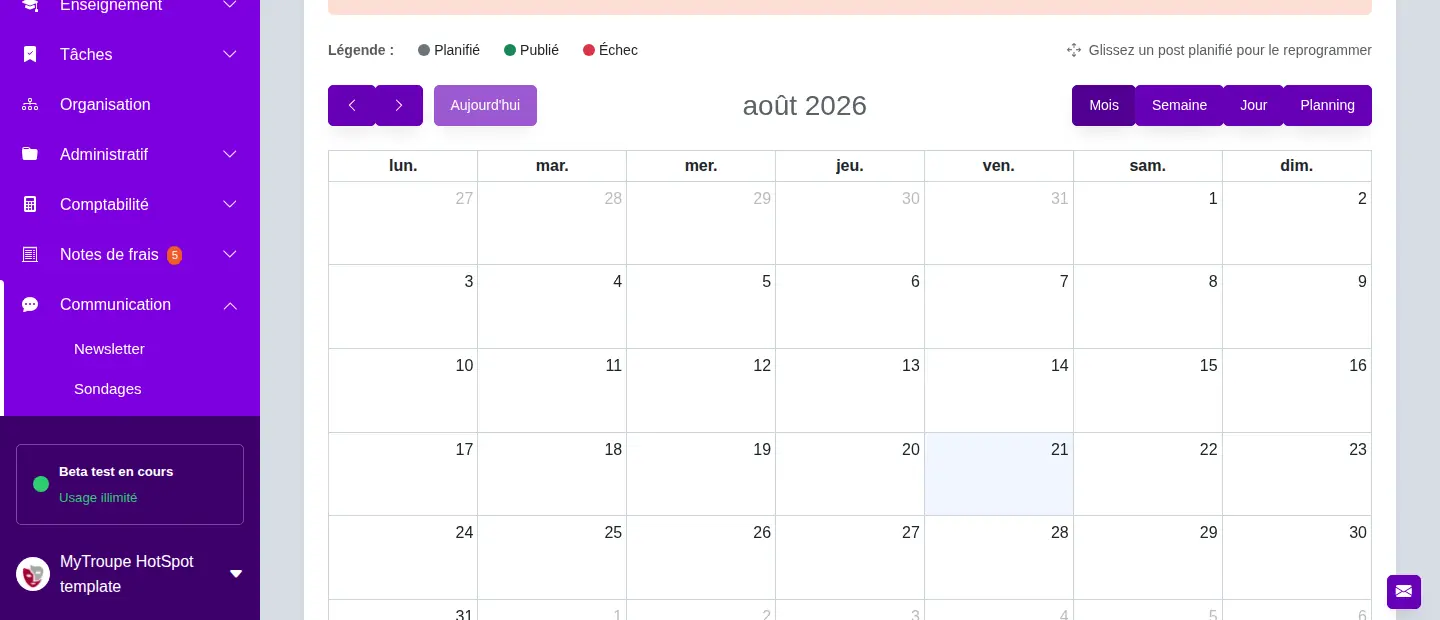 Calendrier de publication Facebook et Instagram d'une troupe de théâtre, avec les états planifié, publié et échec, en vue mensuelle